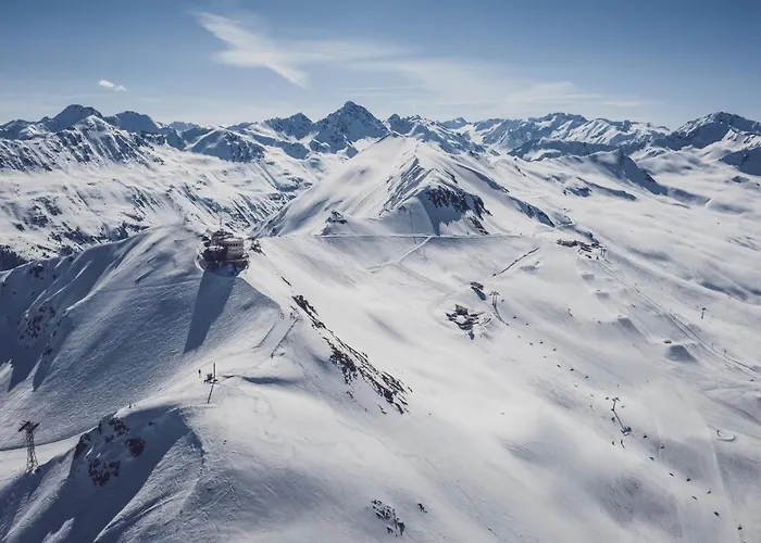 Davoser Huesli By Mountain *